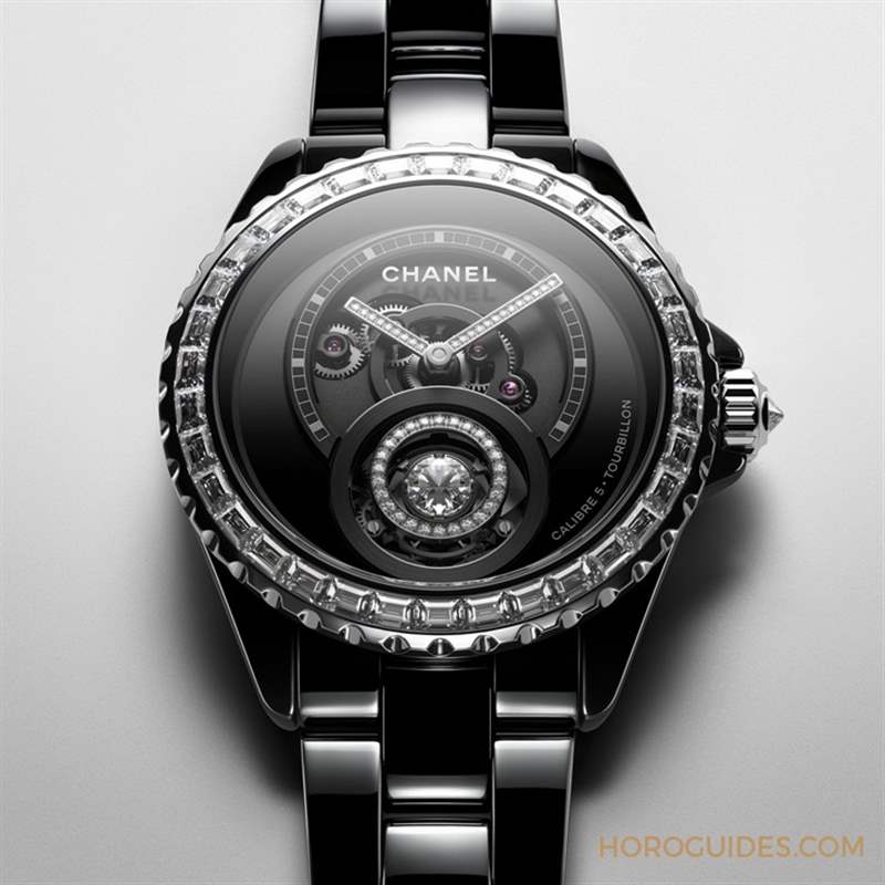 因?yàn)橄隳蝺篊HANEL第五枚自制機(jī)芯Caliber 5，陀飛輪的運(yùn)行開(kāi)始發(fā)光｜J12鉆石陀飛輪腕表-復(fù)刻表