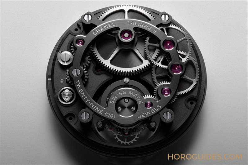 因?yàn)橄隳蝺篊HANEL第五枚自制機(jī)芯Caliber 5，陀飛輪的運(yùn)行開(kāi)始發(fā)光｜J12鉆石陀飛輪腕表-復(fù)刻表