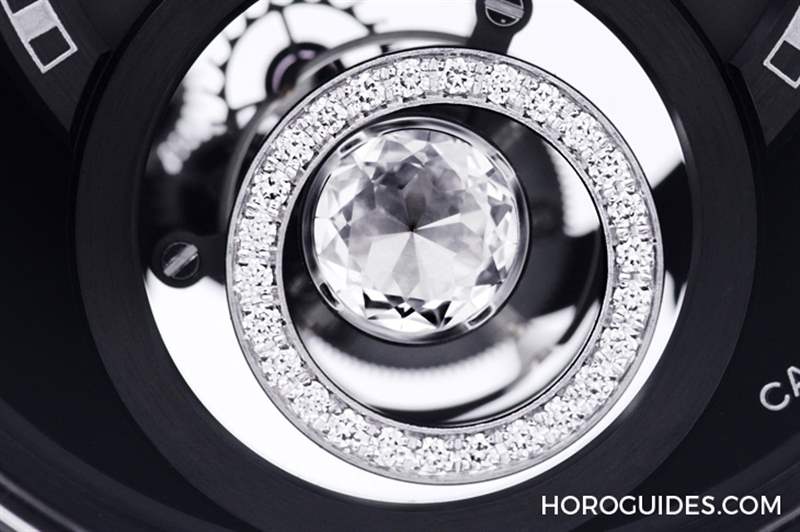 因?yàn)橄隳蝺篊HANEL第五枚自制機(jī)芯Caliber 5，陀飛輪的運(yùn)行開(kāi)始發(fā)光｜J12鉆石陀飛輪腕表-復(fù)刻表