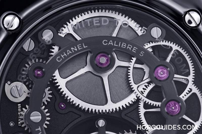 因?yàn)橄隳蝺篊HANEL第五枚自制機(jī)芯Caliber 5，陀飛輪的運(yùn)行開(kāi)始發(fā)光｜J12鉆石陀飛輪腕表-復(fù)刻表