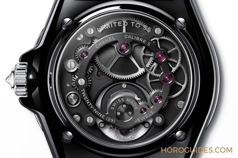 因?yàn)橄隳蝺篊HANEL第五枚自制機(jī)芯Caliber 5，陀飛輪的運(yùn)行開(kāi)始發(fā)光｜J12鉆石陀飛輪腕表-復(fù)刻表