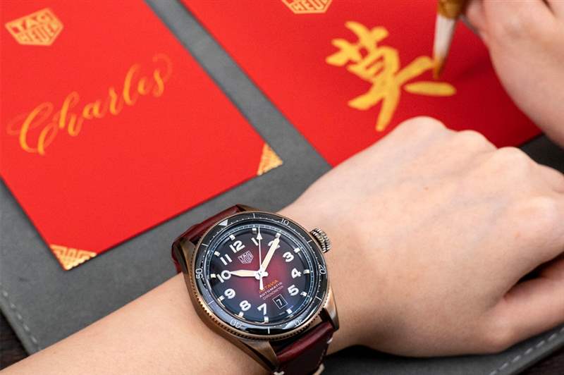 泰格豪雅TAG Heuer送上新春驚喜！推出Autavia特別版紅色腕表及個(gè)人專(zhuān)屬利是封-復(fù)刻表