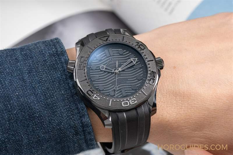 一身黑也要有層次｜歐米茄陶瓷黑海馬Seamaster Diver 300M Black Black-復(fù)刻表