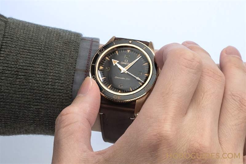 歐米茄第一只青銅表！Seamaster 300 Bronze Gold專利青銅金-復刻表