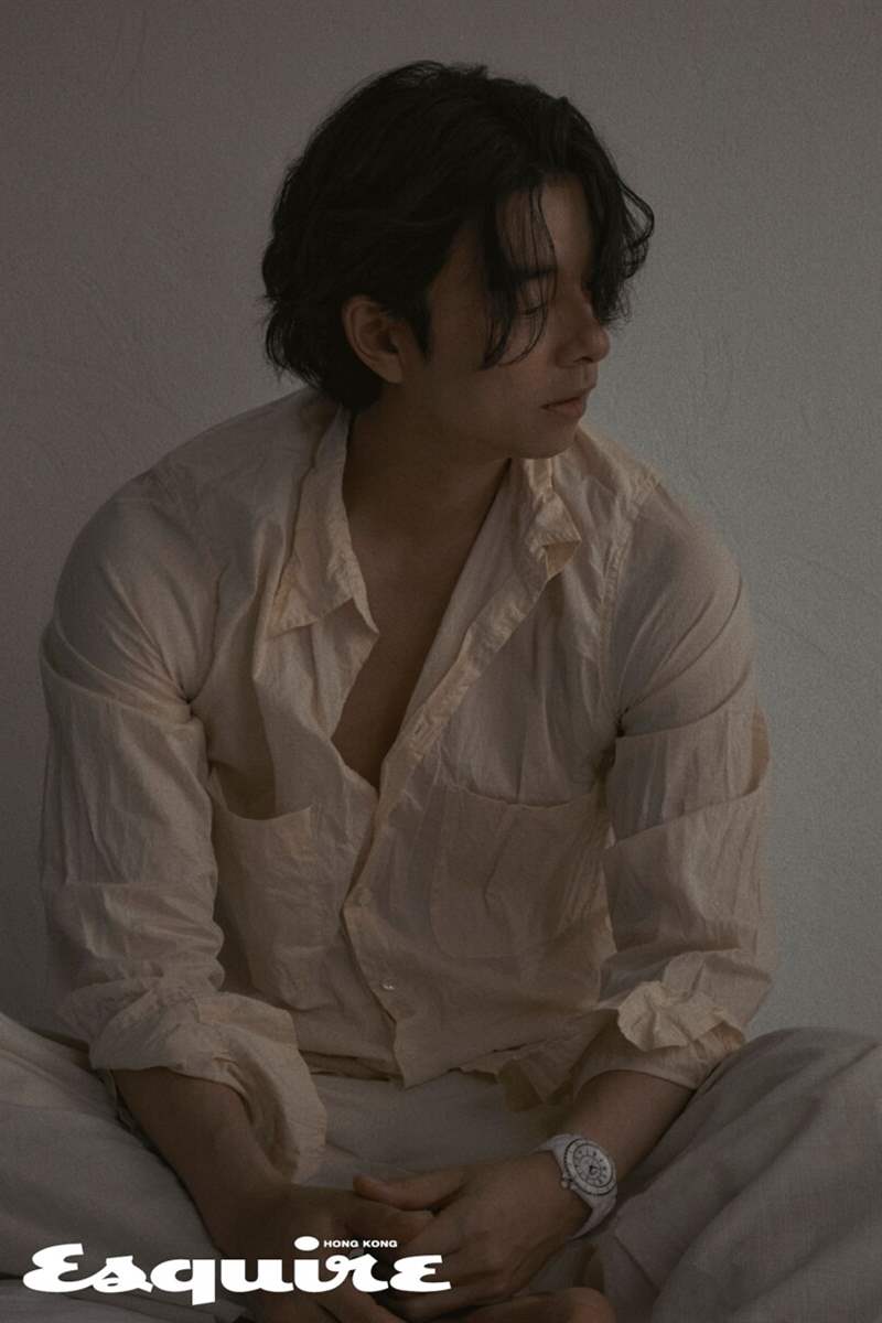 孔劉演繹CHANEL J12腕表｜以不變?nèi)デ笞?復(fù)刻表