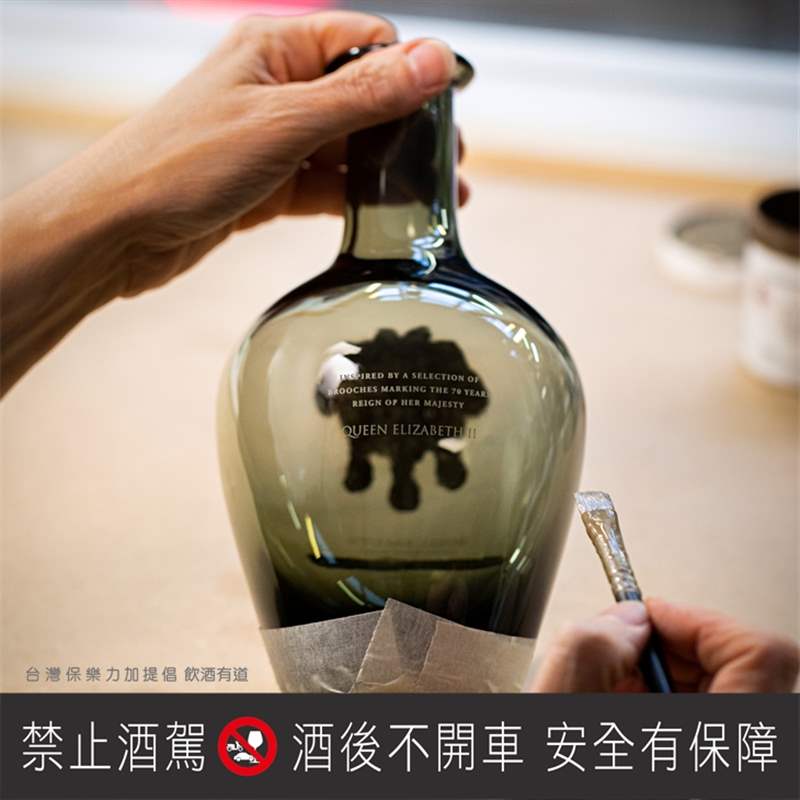 皇家禮炮致敬白金禧深遠(yuǎn)意義珍稀威士忌的完美調(diào)和成就時代定義-復(fù)刻表