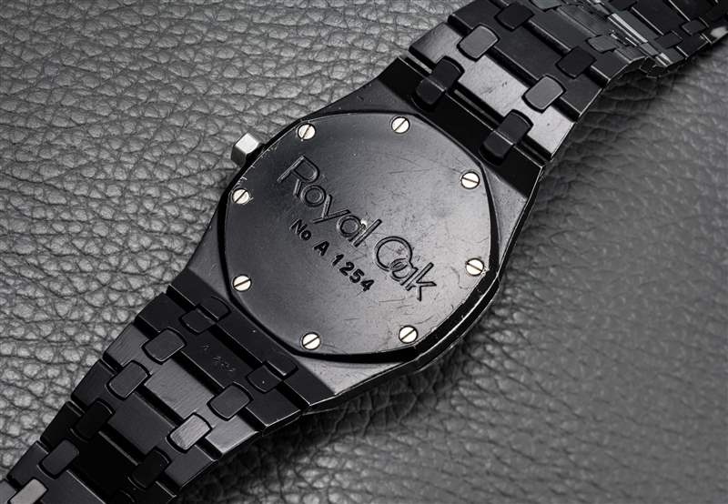 香奈兒設(shè)計(jì)師和哥特勛爵卡爾·拉格斐佩戴的皇家橡樹(shù)-復(fù)刻表