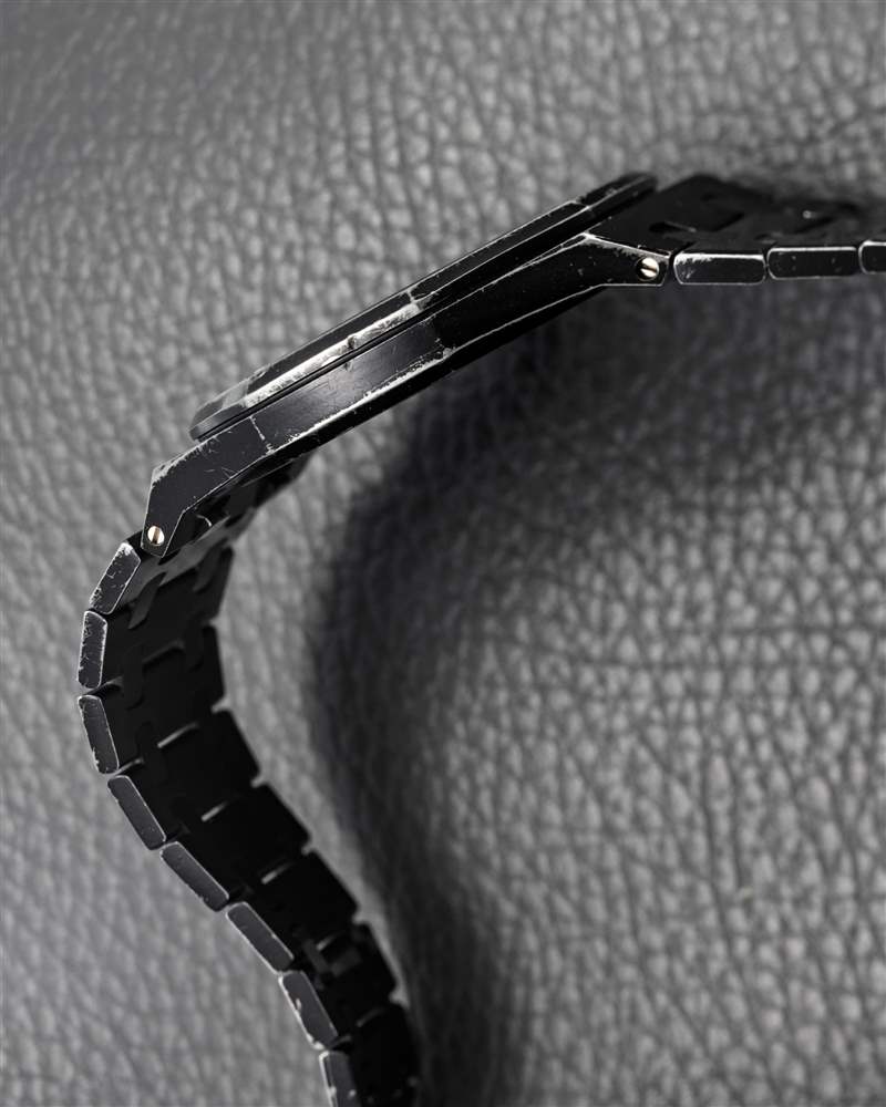 香奈兒設(shè)計(jì)師和哥特勛爵卡爾·拉格斐佩戴的皇家橡樹(shù)-復(fù)刻表