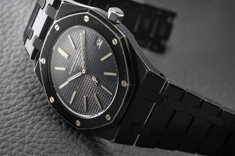 香奈兒設(shè)計(jì)師和哥特勛爵卡爾·拉格斐佩戴的皇家橡樹(shù)-復(fù)刻表