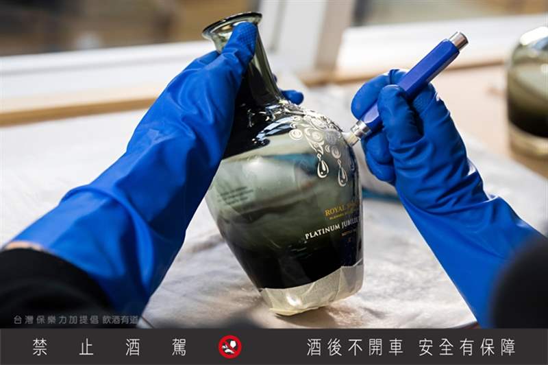 皇家禮炮致敬白金禧深遠(yuǎn)意義珍稀威士忌的完美調(diào)和成就時代定義-復(fù)刻表