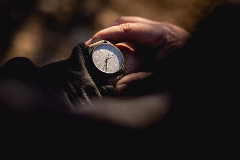 推出全新漢密爾頓卡其野戰系列鈦金屬自動腕表，演繹經典設計-復刻表