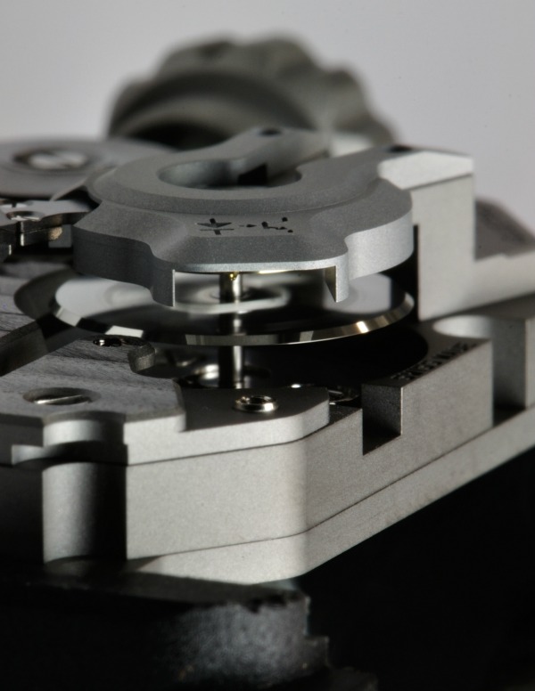 Urwerk鼓勵(lì)對(duì)EMC手表機(jī)芯進(jìn)行過(guò)分精確的修補(bǔ)-復(fù)刻表