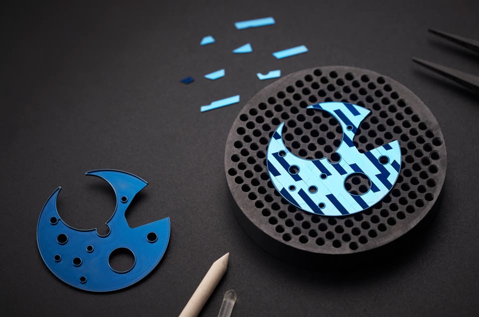 雅典表Blast陀飛輪面盤融入矽質(zhì)細(xì)工鑲嵌連表背也都用矽片裝飾-復(fù)刻表