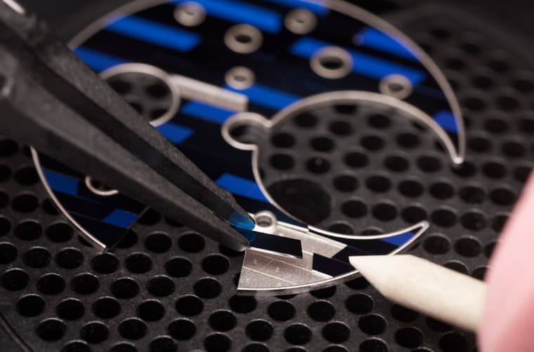 雅典表Blast陀飛輪面盤融入矽質(zhì)細(xì)工鑲嵌連表背也都用矽片裝飾-復(fù)刻表