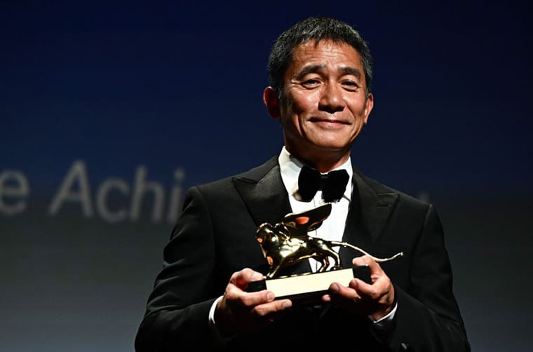 時(shí)尚大師Armani亞曼尼獲頒金獅獎(jiǎng)帶了一支簡潔俐落價(jià)格不貴的表-復(fù)刻表